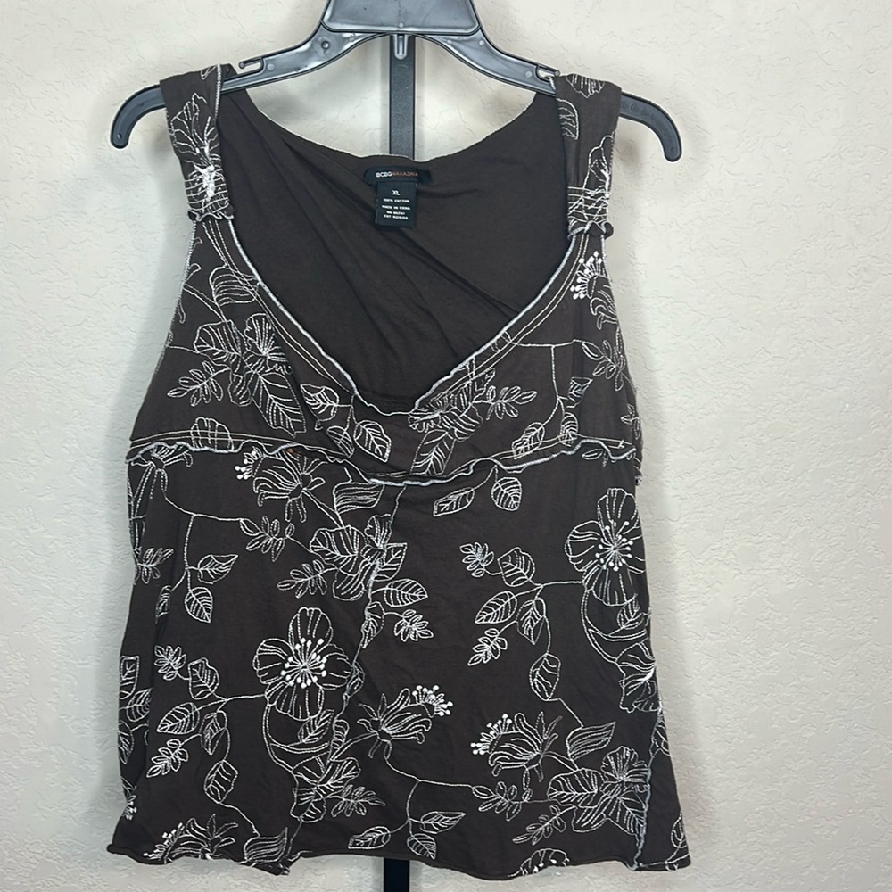 313 - BCBG MaxAzria NWOT Brown/White Sleeveless Top, Size XL